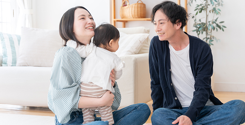 家の中にいる親子の写真